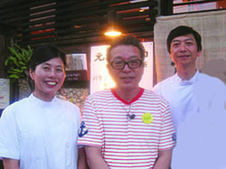 円広志さんと一緒に院長と純子先生が記念撮影